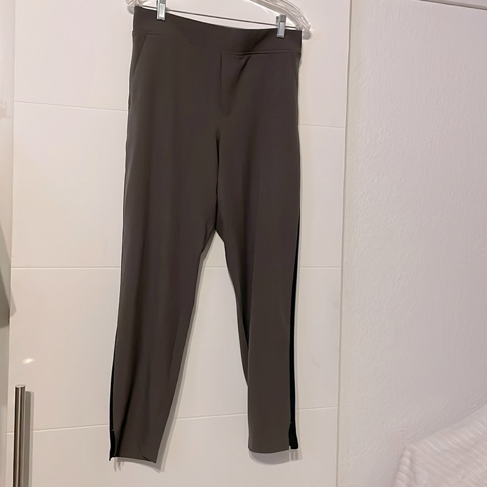 Athleta Women’s Brooklyn Ankle Pant, Plaid Glenn Gray/Brown. Size 8 travel yoga